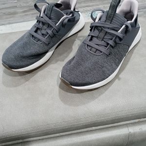 Woman reebok running shoes